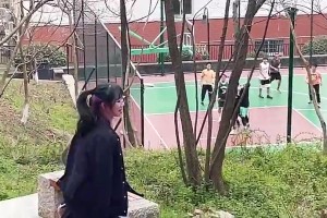 至于這么激動(dòng)嗎？小姐姐看到男生打籃球顯得好興奮啊??