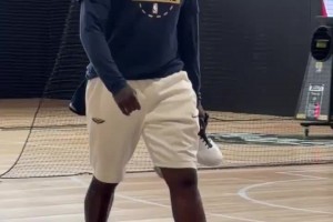 ??哥們兒你誰(shuí)？暴瘦版錫安亮相訓(xùn)練營(yíng) 害擱那秀扣籃??