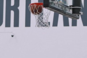 這手活實(shí)在太柔和了！楊瀚森隊(duì)內(nèi)訓(xùn)練，兩人包夾下反手上籃命中！