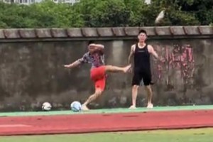 蘇超火爆！江蘇小伙看到足球就忍不住了，網(wǎng)友：本以為是高手??