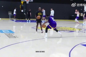 活久見？王哲林完成搶斷，居然來(lái)了個(gè)快攻一條龍暴扣！