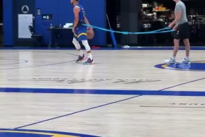 啟動(dòng)爆發(fā)這一塊！庫(kù)里綁著彈力繩訓(xùn)練急停跳投