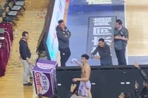 身材太棒了！名場面：林葳賽后送球衣遭球迷瘋搶！