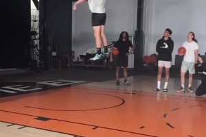 哥們?nèi)诵位鸺。≥p輕一跳俯瞰籃筐了