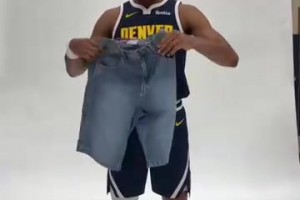 帶貨！掘金隊互相傳遞牛仔褲，還是戈登是良心代言人！