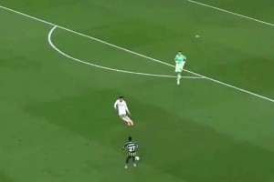 埃德森下滑真厲害！不僅撲救能力也不行了，腳下技術(shù)和盤帶也退步