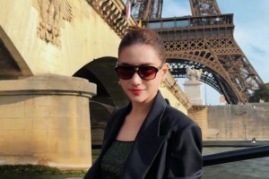 她是綠軍小老板的姐姐何超蓮，而我呢，是超窮??