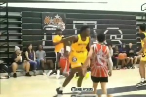 臥槽，這扣籃也太殘暴了，直接把對手給扣跪了！??