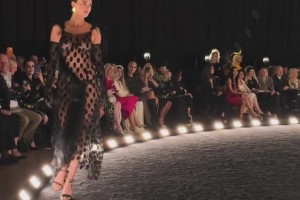 ??肯豆這裙子也太性感了吧！布克現(xiàn)在估計(jì)在家拍大腿了！