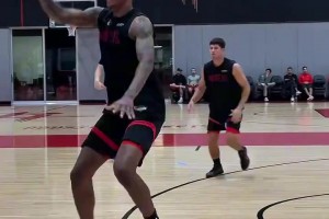 提前適應？掘金訓練賽請專業(yè)裁判，約基奇與裁判討論十分鐘！