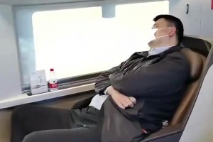 塊頭是大了一點(diǎn)點(diǎn)??姚明坐動(dòng)車，這商務(wù)座感覺(jué)快撐不住了