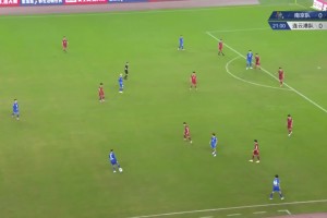 有點像那不勒斯包夾萊奧的架勢！南京隊遠(yuǎn)射高出橫梁