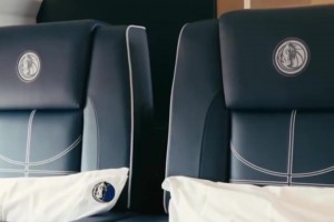 新賽季新氣象啊！獨行俠專機(jī)新裝潢，歐文濃眉克萊都驚了~