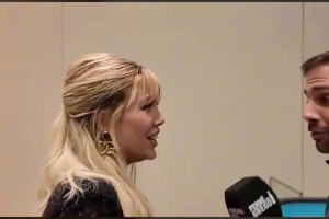 意大利盛產(chǎn)美女??這身材真是勻稱，黑色小禮服真是養(yǎng)眼~