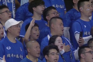 人民有信仰，民族有希望！奏國歌時，連云港小球迷行少先隊隊禮