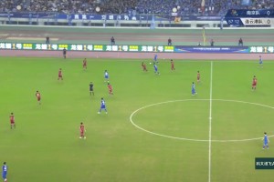 面對連云港隊冒頂和門將出擊，南京隊再失良機