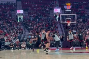 功勞不?。铄拖钠沾虺鍪诌f手掩護配合，后者拿下本場MVP