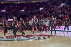 有種老實人豁出去的感覺！楊瀚森終究還是沒逃過背粉色小書包跳舞