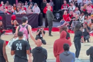 實(shí)至名歸！獨(dú)造四球的博尼賽后手持本場(chǎng)MVP獎(jiǎng)杯大喊：國(guó)米加油