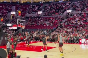 一柱擎天！楊瀚森籃下對克林根送上大帽，隨后過來又策應助攻隊友得分！