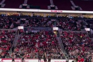 強(qiáng)勢回應(yīng)！楊瀚森擋拆順下，迎著克林根正面上籃打板2+1！