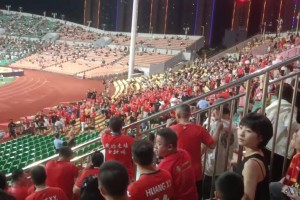 打起來了！廣西平果和重慶銅梁龍球迷爆發(fā)沖突??