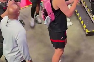 還不太熟練的樣子??楊瀚森背著粉色包包，給球員通道球迷簽名~