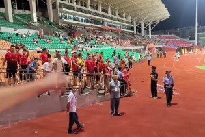 賽后廣西平果小球迷怒扔水瓶砸向慶祝球迷??