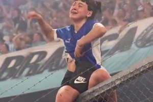 真球迷??！此前阿根廷女球迷爬上鐵網慶祝卻被劃破衣服??