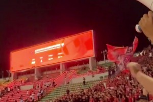 重慶銅梁龍全隊(duì)賽后慶祝獲勝！廣西球迷怒罵：你們好意思慶祝？