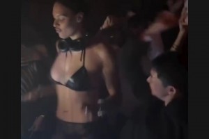 外國人確實(shí)開放啊！坎貝奇超性感穿著，在夜店客串DJ??