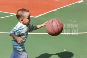 湖北兩歲小孩哥單手運(yùn)球跑！家長：玩游戲機(jī)發(fā)現(xiàn)投籃天賦的~