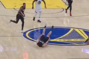 太緊張了？楊瀚森想撲防追夢的傳球，結(jié)果不小心把自己給絆倒了！