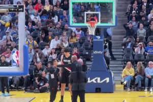 依舊很禮貌！楊瀚森撞倒勇士理查德犯規(guī)，很友好地將對手拉起來！