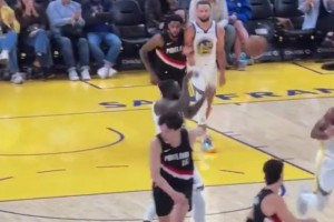 不是追夢絆的！這個視角可以清晰看到，是楊瀚森自己左腿絆右腿導致摔倒