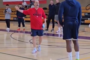 ??登哥認(rèn)真聽講！范甘迪給快船球員講解防守站位