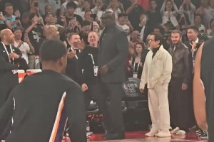 世界級(jí)同框！成龍、貝克漢姆、姚明、奧尼爾一同現(xiàn)身中國(guó)賽現(xiàn)場(chǎng)！