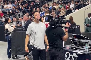 庫(kù)里和小粉絲擊掌！這娃大喊：我再也不洗手了??