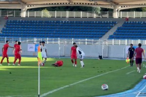 只給黃牌？？??王鈺棟熱身賽遭對方飛踹