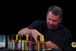 后空翻半場(chǎng)投籃，這個(gè)確實(shí)能吃互聯(lián)網(wǎng)的飯??