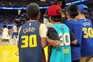 小盆友們似乎還不太興奮~小佩頓笑瞇瞇給4位庫里小球迷簽名