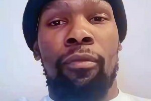 夸爽了！此前KD做客追夢(mèng)的播客，追夢(mèng)花式吹捧讓KD合不攏嘴！