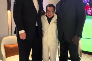 和姚明與成龍合影！奧尼爾曬視頻：一個(gè)時(shí)代的同框，老友相見(jiàn)格外開(kāi)心