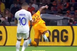 當(dāng)超跑遭遇泥頭車！網(wǎng)友：姆巴佩在鄧弗里斯面前有理說不清??