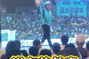 《逆行人生》現(xiàn)實版！外賣小哥手舉外賣跑到蘇超第二現(xiàn)場舞臺中央