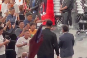 姚明現(xiàn)身第二場(chǎng)中國(guó)賽，現(xiàn)場(chǎng)歡呼聲依舊很熱烈