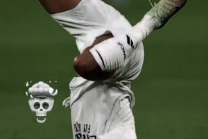 看著都痛！姆巴佩連過數(shù)人后被范迪克一肘放倒??