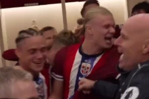 距世界杯一步之遙！挪威全隊(duì)賽后在更衣室狂歡