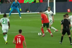 B席這打門太抽象了！C羅遠射擊中立柱，B席補射空門竟打偏了！