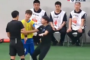 韋世豪：給我紅牌？馬寧我C！??馬寧：記?。∥也攀侵鹘?！